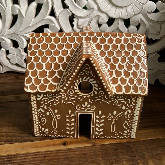 Pottery Barn Ceramic Gingerbread House Large BN LAST ONE! - Picture 2 of 5